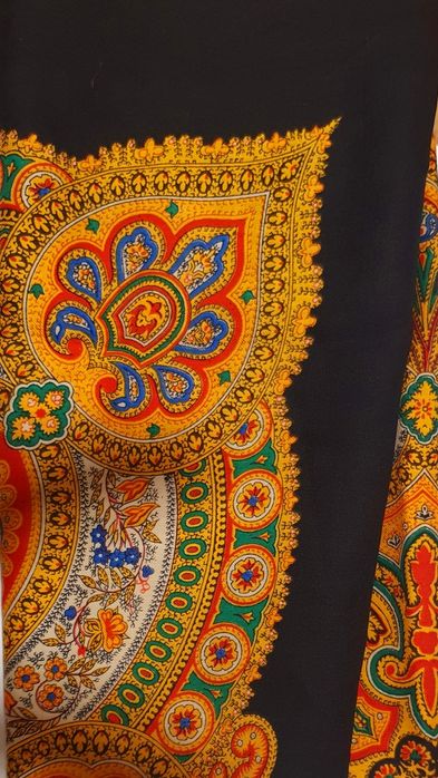 Folklorystyczna chusta w unikatowe wzory