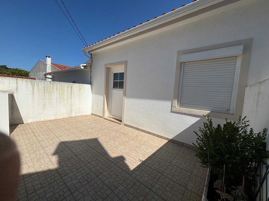 Moradia T1 renovada e mobilada — privacidade e conforto em Torres Novas.
