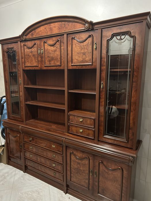 Armario de sala em madeira