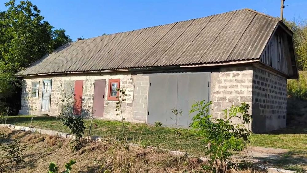 Продам будинок в с.Івківці + 1,85га горіхового саду