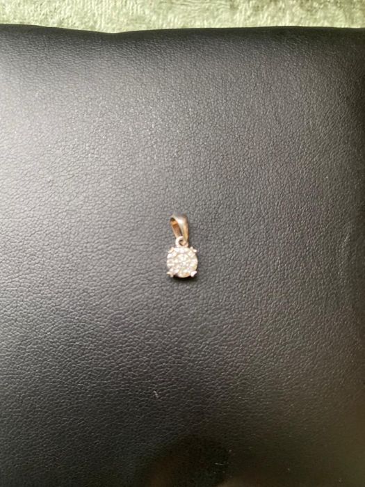 Біла підвіска з золота з бриліантом