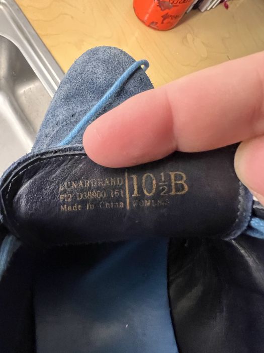 Tenis Converse All Star pretas com detalhes dourados