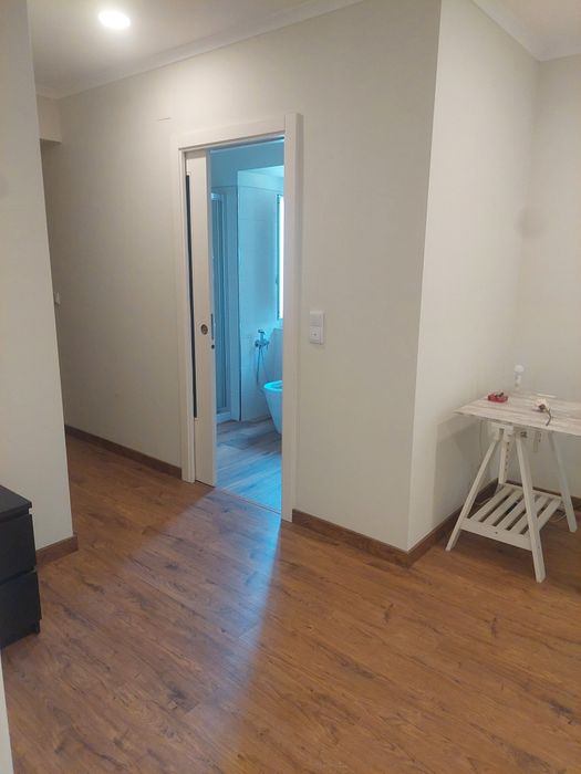 Alugo quarto/suite espaçoso, casa de banho privada Rio de Mouro 450€