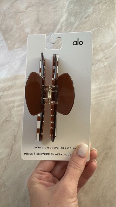 Заколка Alo Yoga в наявності