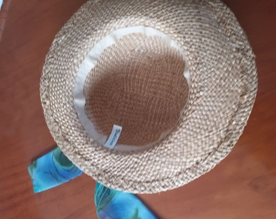 Chapéu com fita azul