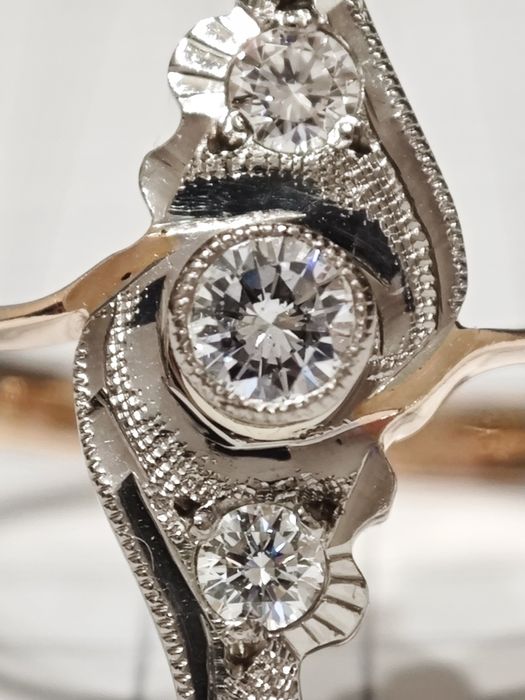 Золота каблучка, з діамантами 0.32ct, 585 проба.