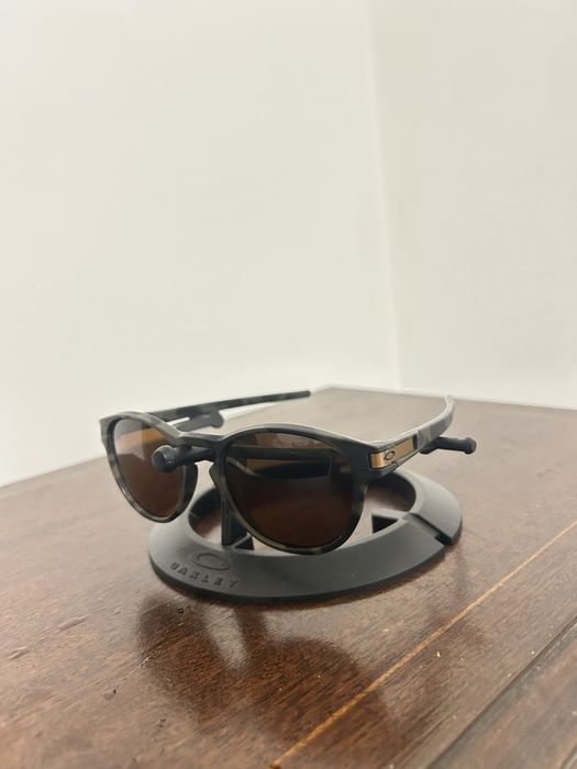 Oakley latch original