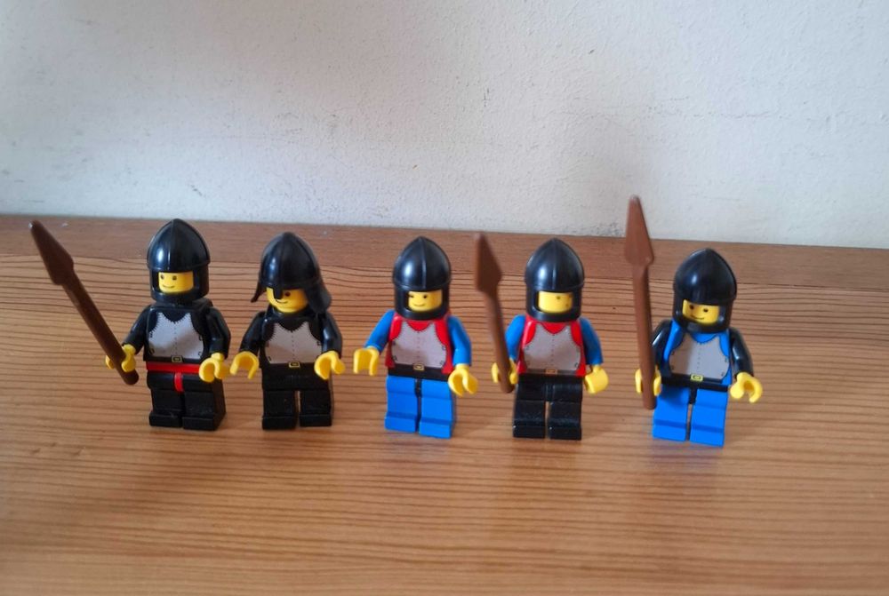 Lego - Bonecos / Figuras Soldados Falcão Negro e Cavaleiros - Castelo
