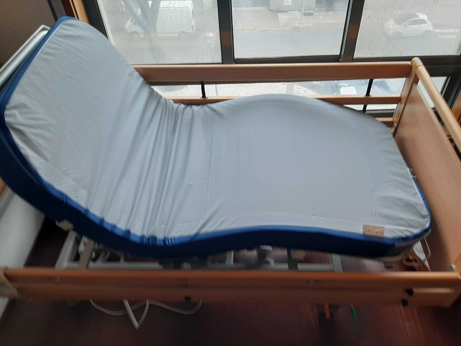 2 camas hospitalares de madeiras eletricas...multifunções