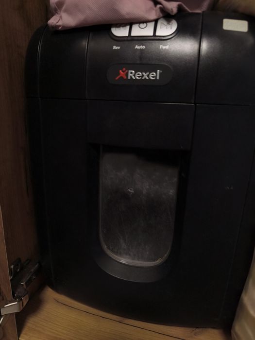 Шредер Rexel Auto+ 100X



Це знищувач документів (шредер)