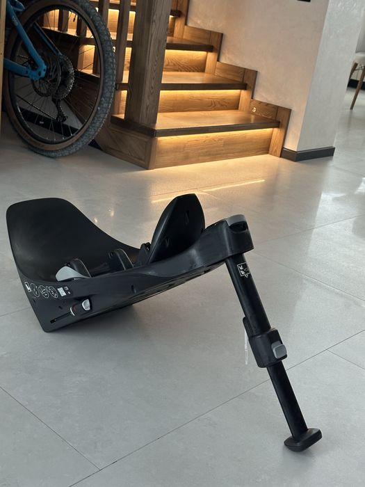 Продаж станції для автокрісла бренду cybex