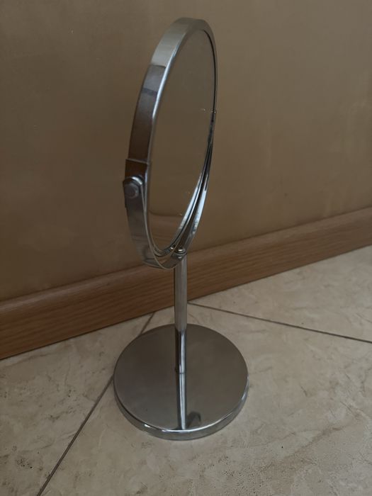 Lusterko dwustronne z powiekszeniem do makijażu.