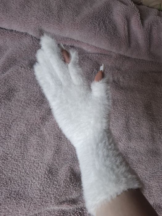 Теплі рукавички з отворами для пальців