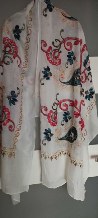 Biały szal haftowany