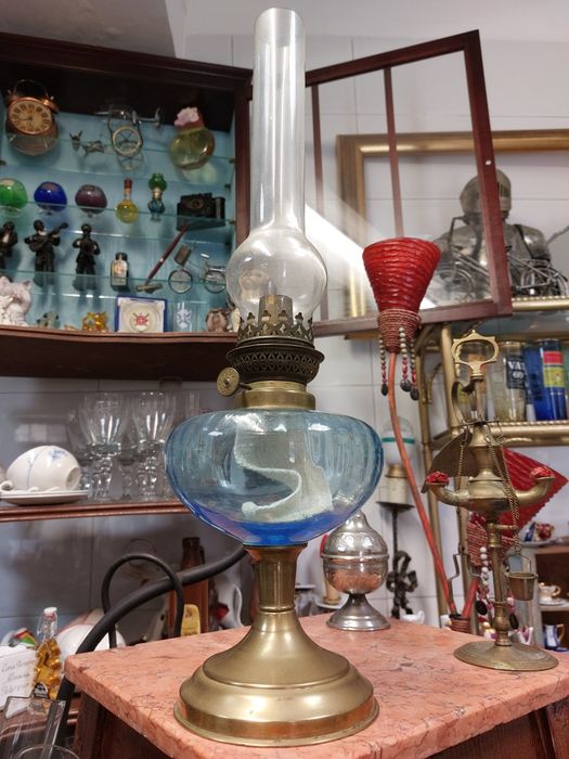 Antigo candeeiro a petróleo em vidro azul 

O reservatório de com