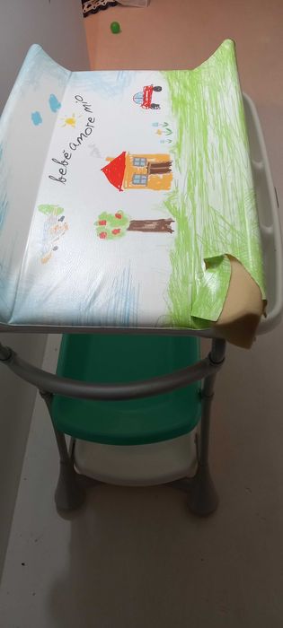 Muda Fraldas com 2 Prateleiras para arrumação.
