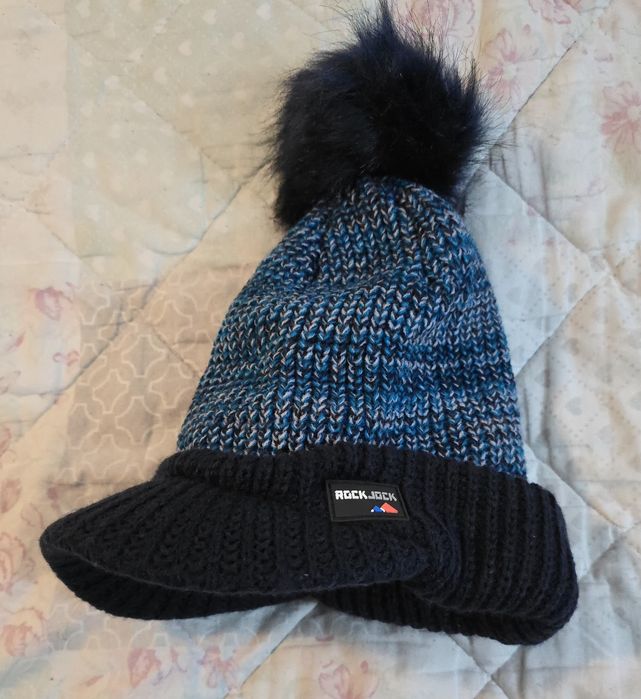 Czapka z odpinanym pomponem