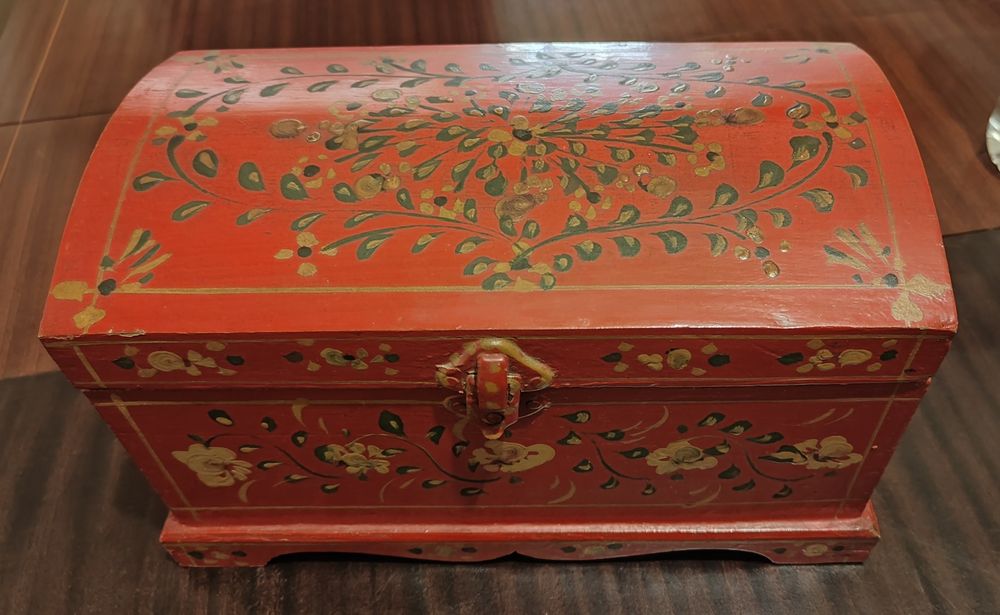 Caixa em madeira pintada à mão.