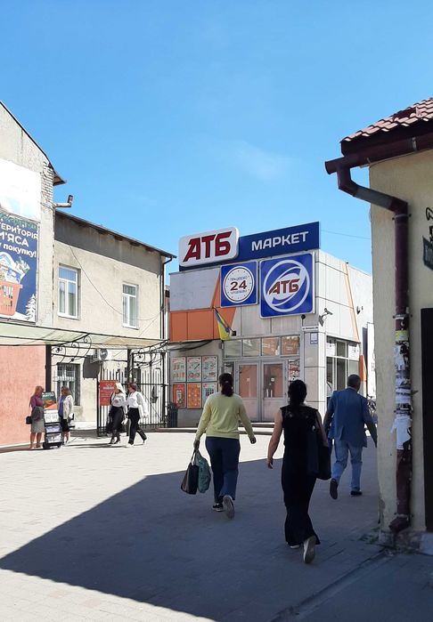 Оренда приміщення 11 м. на 1 поверсі у торговому центрі, поруч з магазином АТБ. Центр міста. Активний трафік людей. Від власника