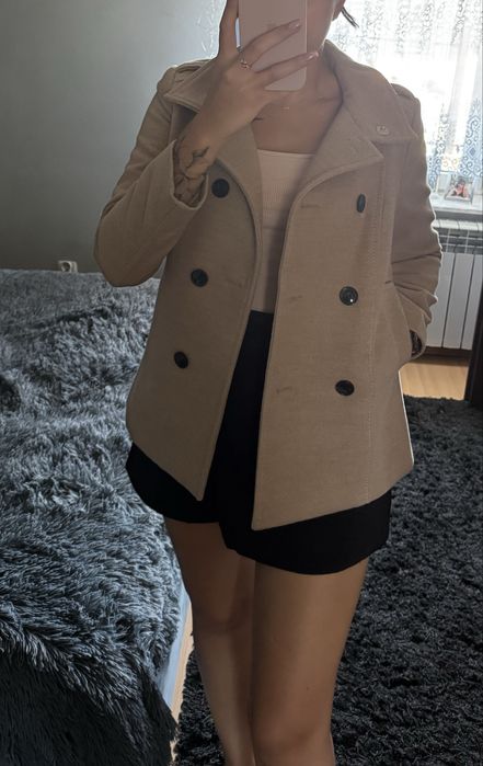 Beżowy płaszcz jesienny