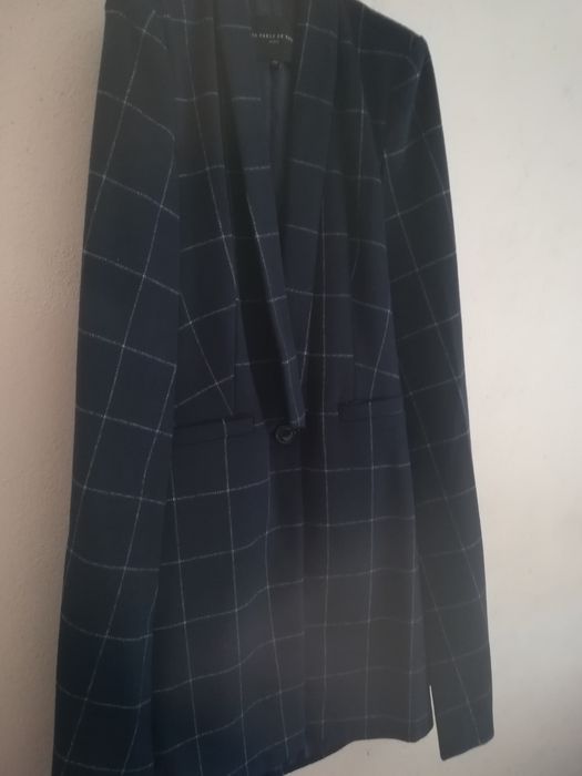 Capa comprida em azul da marca francesa "On Parle de Vous"