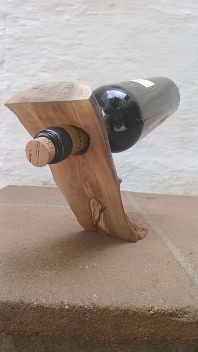 Suporte de garrafa em madeira natural. Estilo Rústico