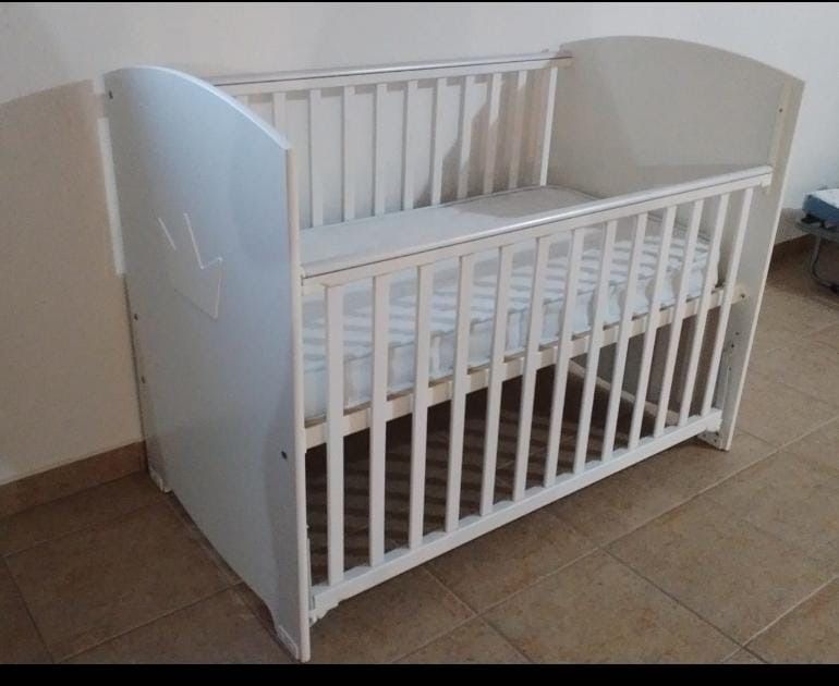 Berço de bebé branco