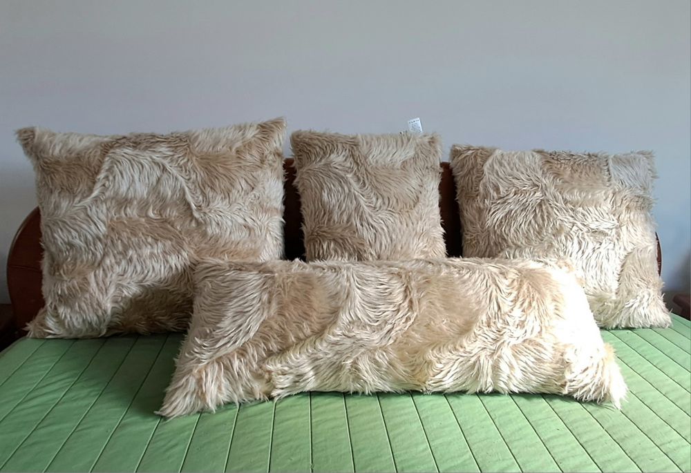 Conjunto 4 almofadas decorativas em pêlo sintético/ peluche Novas
Medi