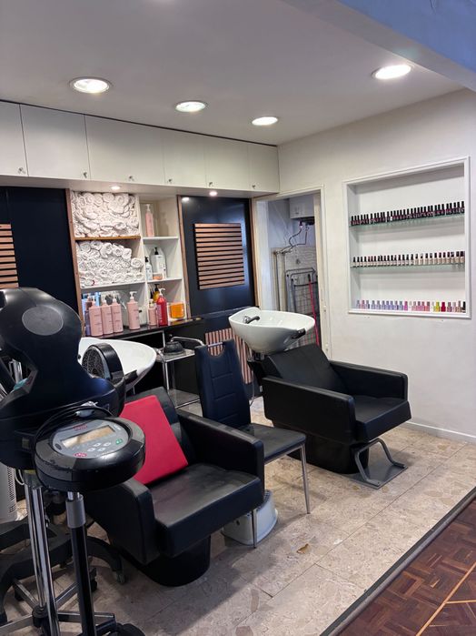 Alugasse mesa de manicure, cadeiras para cabeleireiro, barbeiro.