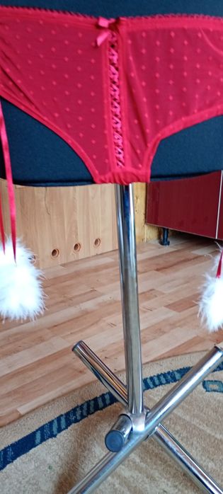 Piękne majteczki czerwone z puszkami białymi