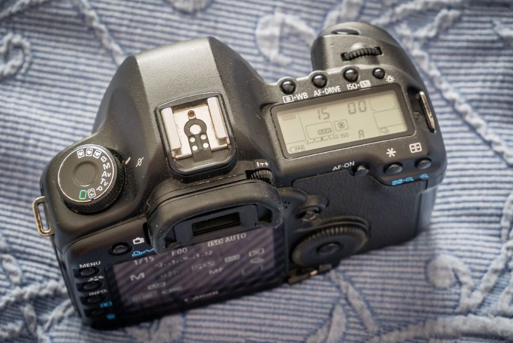 Máquina fotográfica DSLR Canon EOS 5D Mark II