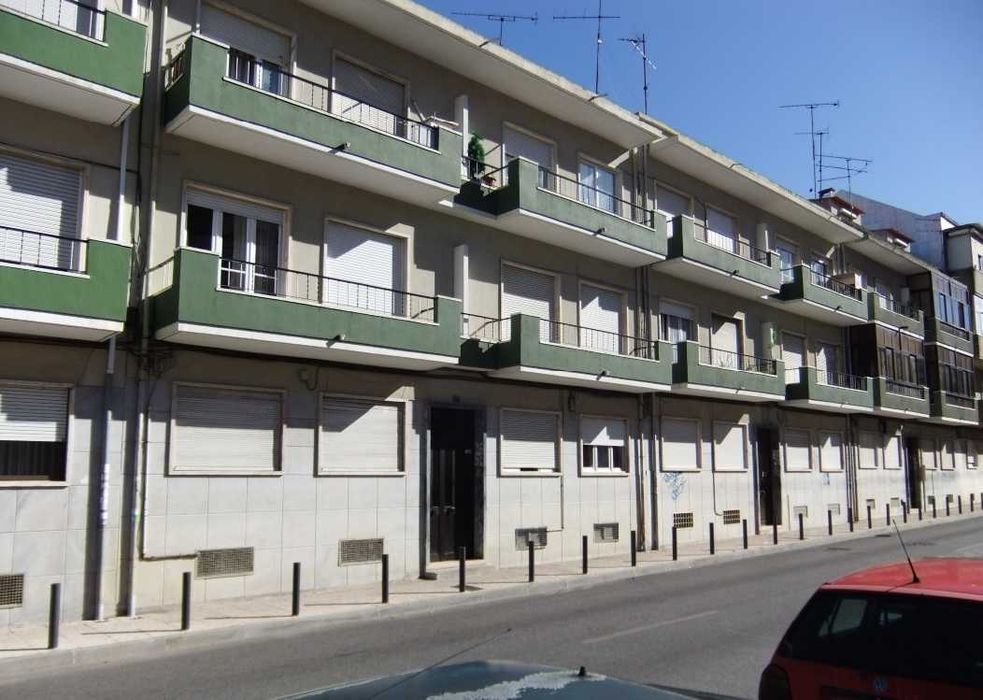 T2 em Algés remodelado com vidros duplos e duas varandas