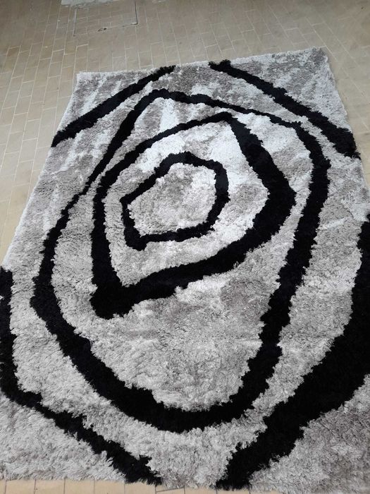 Tapete cinza prateado e preto