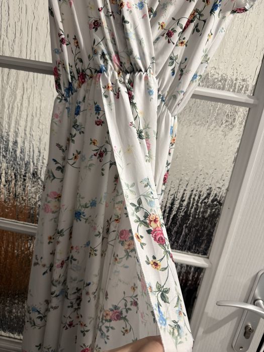 Biała sukienka w kwiaty