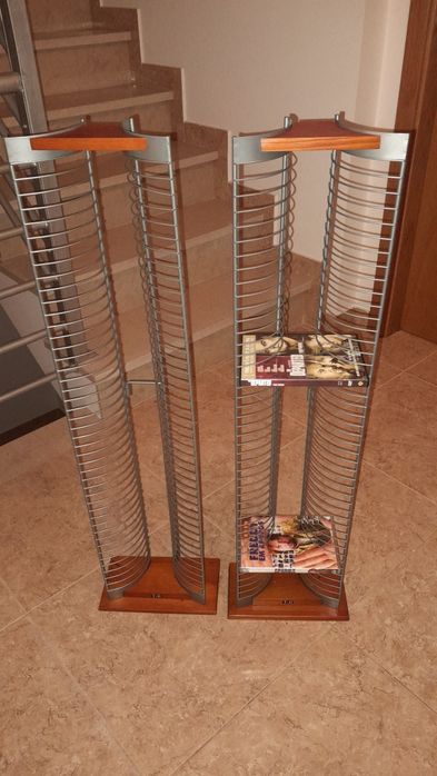 Duas estantes de dvd s como novas