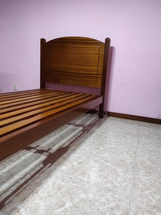 Cama de Solteiro e mesinhas de cabeceira em madeira maciça de freijó
