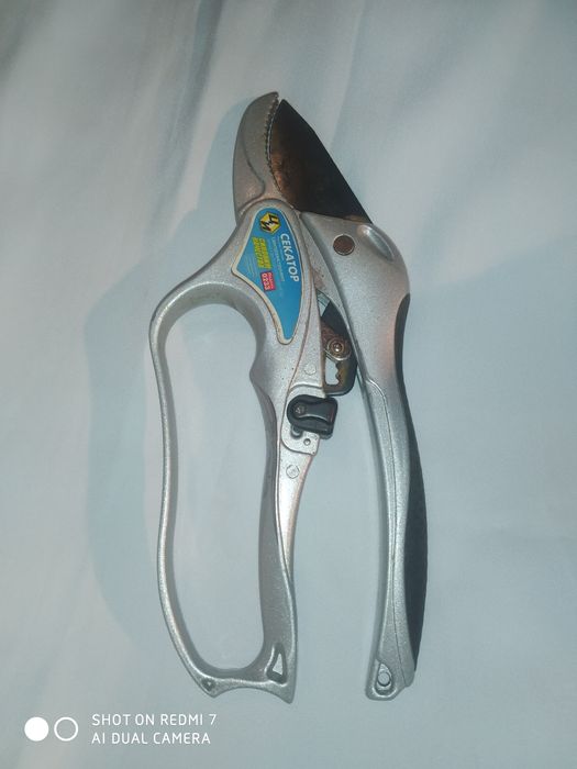 Секатор Центроинструмент с храповым механизмом мощный для обрезки