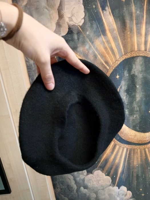 Klasyczny czarny beret w francuskim stylu