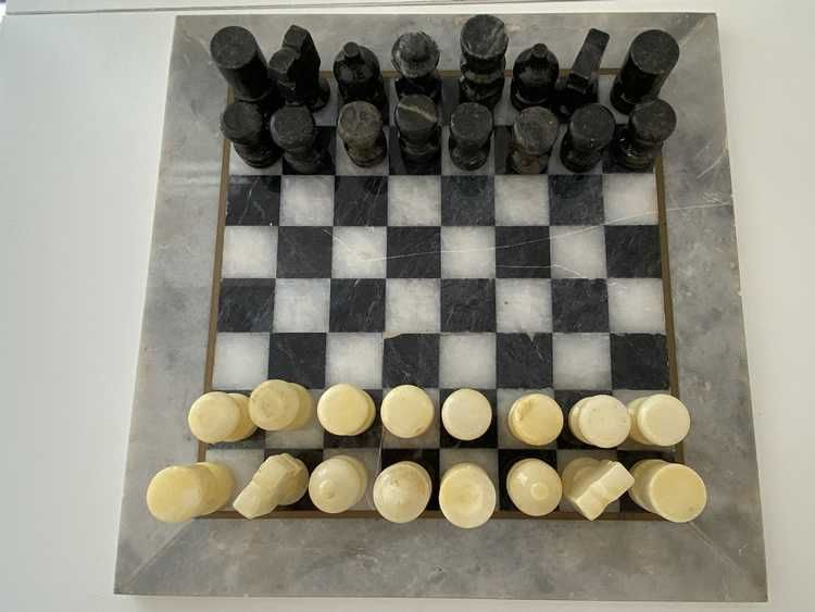 Jogo de Xadrez Artesanal em (Pedra Sabão / Alabastro) com Tabuleiro em Mármore e Latão - completo