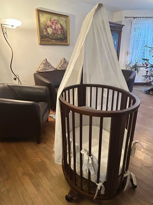 Łóżeczko Stokke Sleepi Mini z materacem i baldachimem.