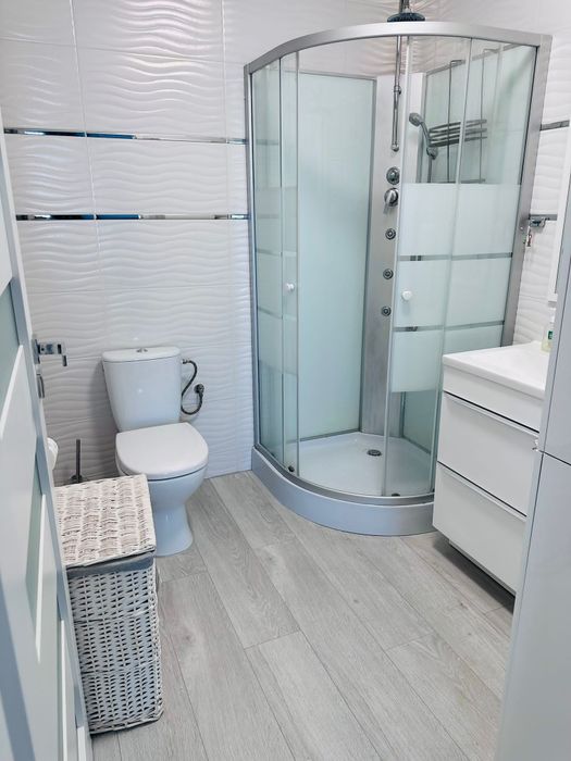 Domek nad jeziorem z własną plażą + jacuzzi