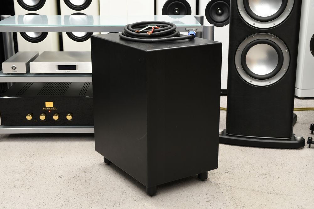 Mocny subwoofer aktywny REL Strata III Potężny model do muzyki i kina!