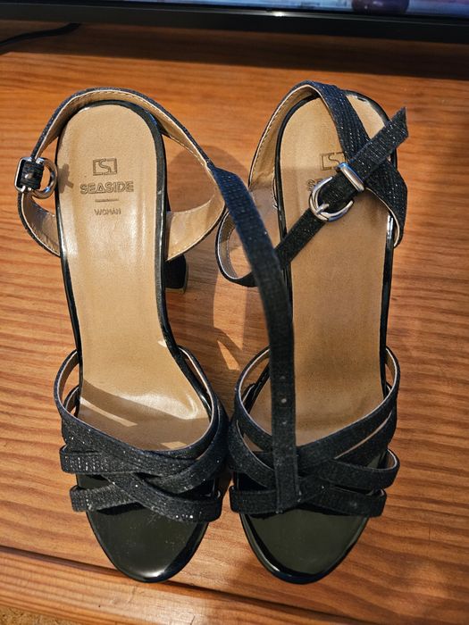Sandálias pretas brilhantes