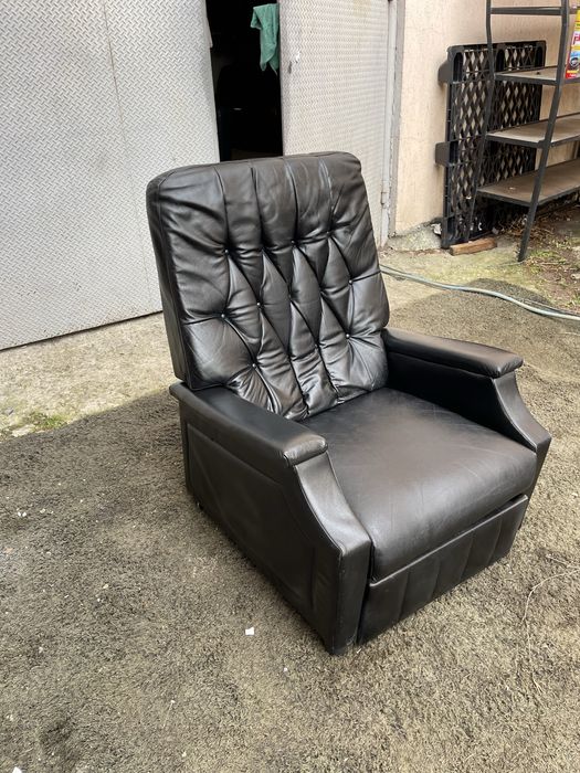 Шкіряне крісло реклайнер