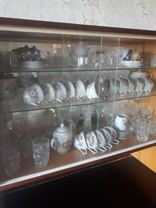 Серванти з посудом, тумба для теревизора + подарунок