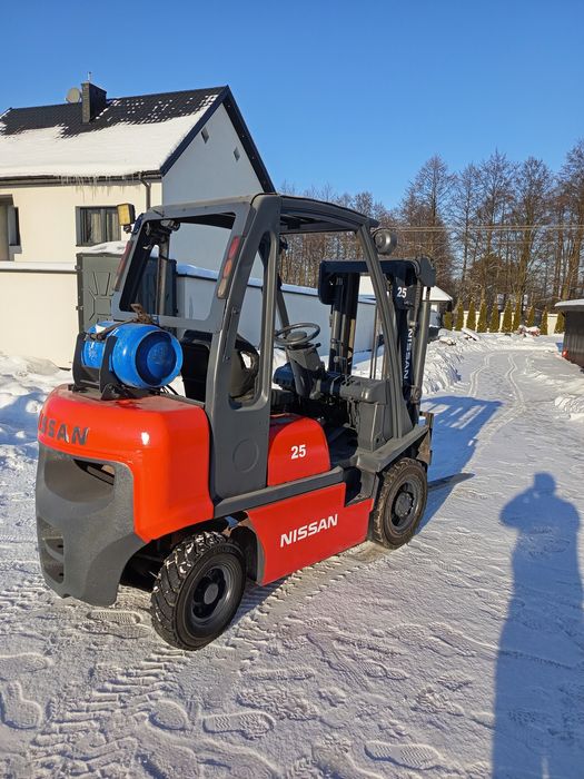 Sprzedam wózek widłowy Nissan udz 2,5 tony przesow boczny