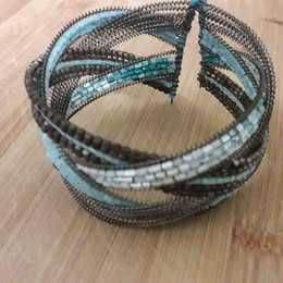 Pulseira em tons azul mar
