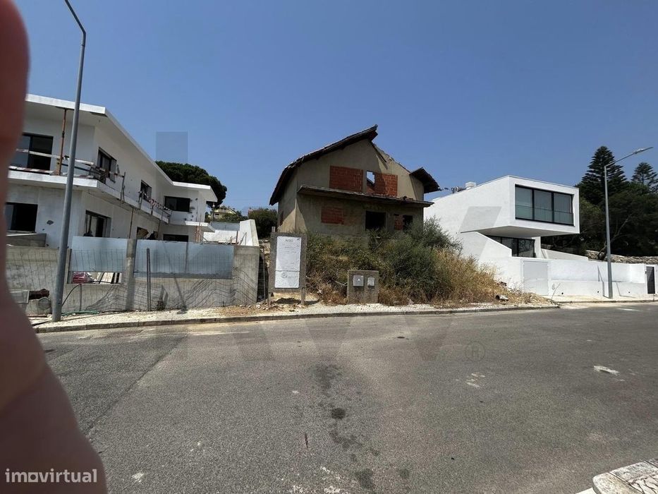 Terreno de 315 m2 com Vista Mar e Dupla Frente — Cascais / Sintra