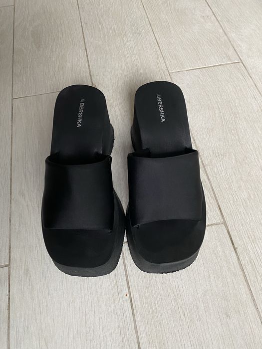 Шльопанці на платформі Bershka