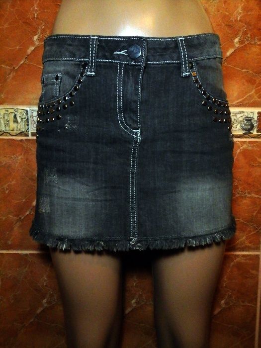 Джинсовая юбка с заклепками и бахромой